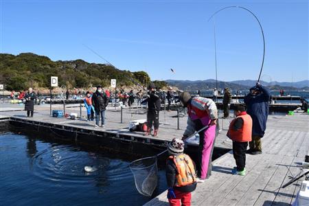 海上釣り堀で釣果を上げるテクニック３つ 釣れる魚種や持ち物も紹介 公式 釣堀紀州 和歌山 有田郡広川町の海上釣堀 釣り堀 紀州